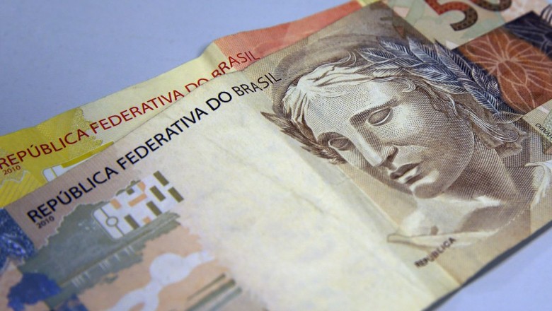 Bolsonaro assina MP que eleva salário mínimo para R$ 1.045