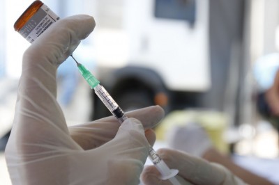 Postos de saúde abrem em todo o país para vacinação contra sarampo