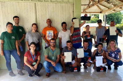 Pescadores da ilha São Miguel são certificados pela Portos do Paraná