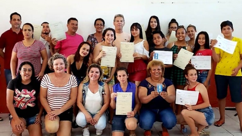 Portos do Paraná capacita moradores de Antonina em informática