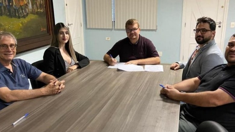 Prefeito Marcelo Roque sanciona a lei que reduz a taxa de esgoto de 80% para 40%