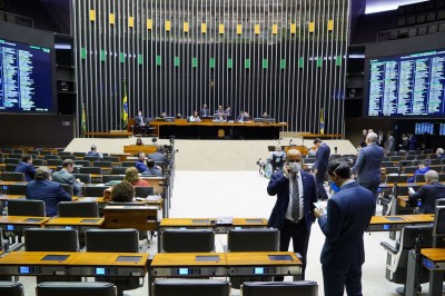 Câmara aprova auxílio de R$ 600 por mês para trabalhador informal 