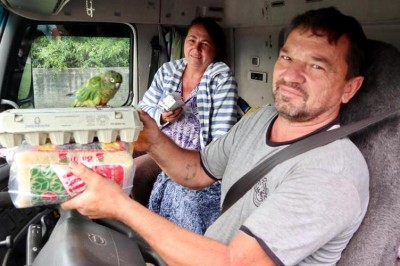Caminhoneiros recebem kit alimentação no Porto de Paranaguá