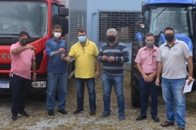 Prefeito Marcelo Roque entrega novos veículos para agricultores