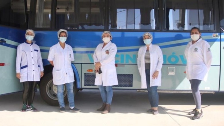 Vacina da gripe é oferecida às pessoas que se dirigem a Arena Albertina Salmon em Paranaguá 