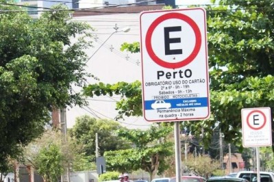 Motoristas devem ficar atentos ao estacionamento regulamentado