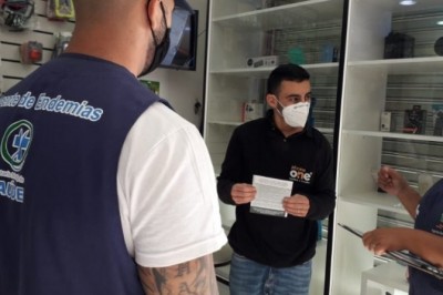 Ação contra a dengue: agentes de endemias orientam comerciantes na área central de Paranaguá 