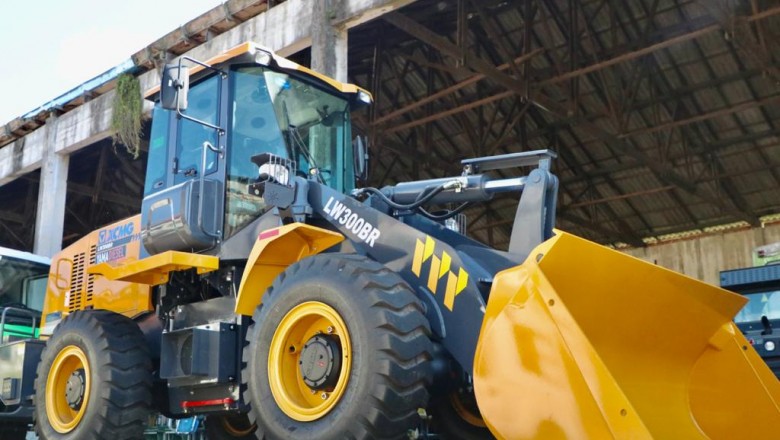 Prefeitura de Paranaguá recebe Pá Carregadeira que auxiliará na pavimentação na Ilha dos Valadares