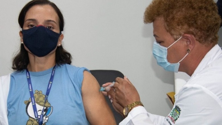 Enfermeira Andrea Gomes de Moura é a primeira a receber a vacina contra a Covid-19 em Paranaguá