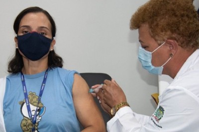 Enfermeira Andrea Gomes de Moura é a primeira a receber a vacina contra a Covid-19 em Paranaguá