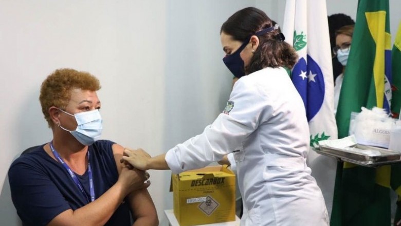 Idosos residentes em asilos começam a ser vacinados em Paranaguá