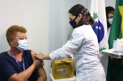Idosos residentes em asilos começam a ser vacinados em Paranaguá