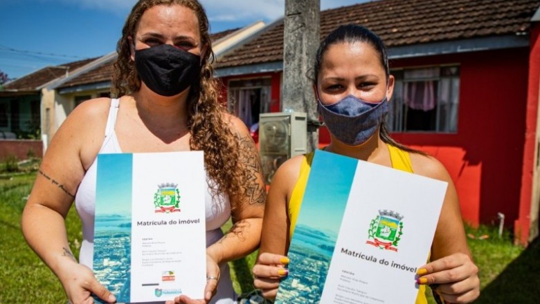 Famílias recebem documentos de propriedade da Prefeitura de Paranaguá