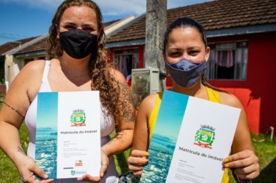 Famílias recebem documentos de propriedade da Prefeitura de Paranaguá