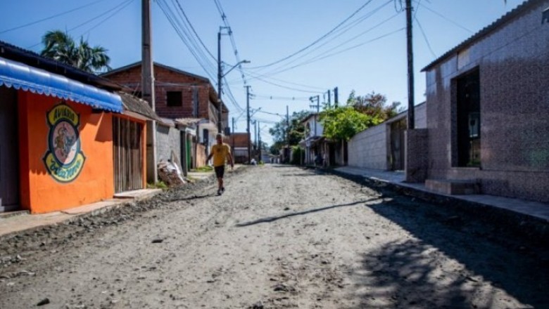 Prefeitura de Paranaguá continua pavimentação em ruas da Ilha dos Valadares