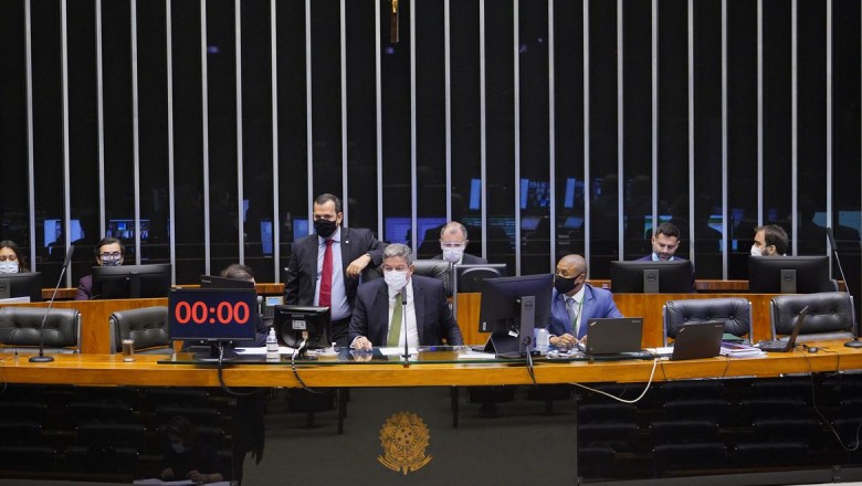 Câmara aprova projeto de lei que torna escolas serviços essenciais