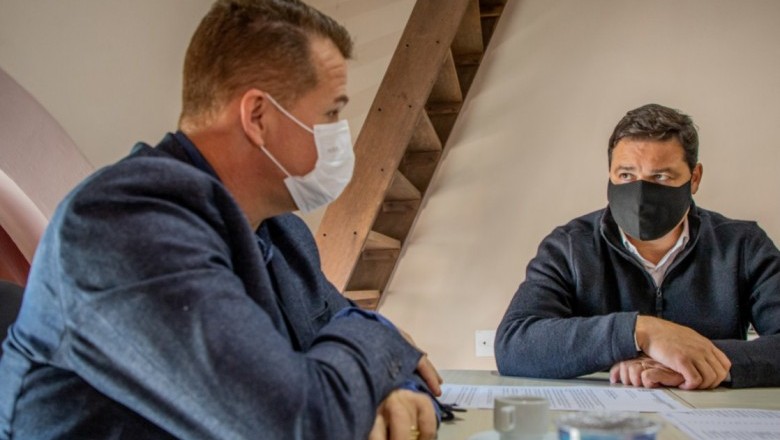 Paranaguá entrega documento técnico para imunização dos trabalhadores portuários ao secretário de Estado de Infraestrutura, Sandro Alex