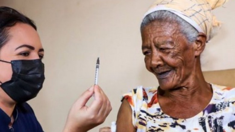 Idosa com mais de 100 anos é a primeira a ser vacinada com a terceira dose em Paranaguá