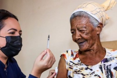 Idosa com mais de 100 anos é a primeira a ser vacinada com a terceira dose em Paranaguá
