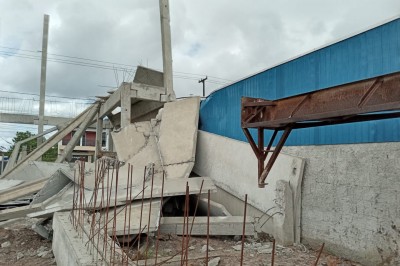 Defesa Civil de Paranaguá trabalha em desabamento de estrutura
