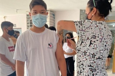 Equipe itinerante leva vacina nas escolas de Paranaguá para adolescentes a partir dos 12 anos