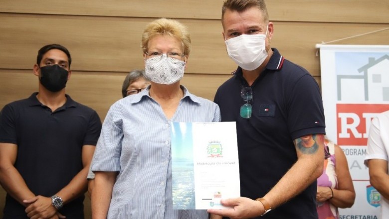 Moradores da Vila Divinéia recebem título de propriedade