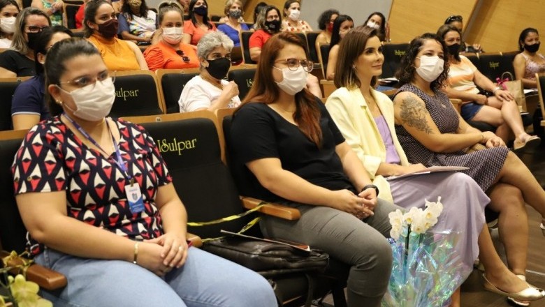 Profissionais da educação participam da Semana da Mulher