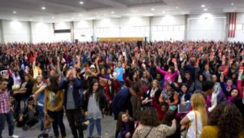 Professores decidem suspender greve e retomam aulas