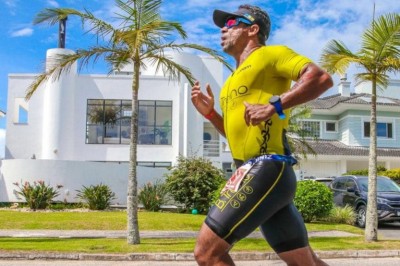 Triatleta parnanguara Sérgio Diniz completa sua 15ª participação no Ironman Brasil