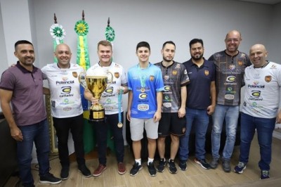 Prefeito Marcelo Roque recebe representantes da APAF/SESPOR/SEMEDI para apresentação do troféu de campeão da Taça Brasil 2022