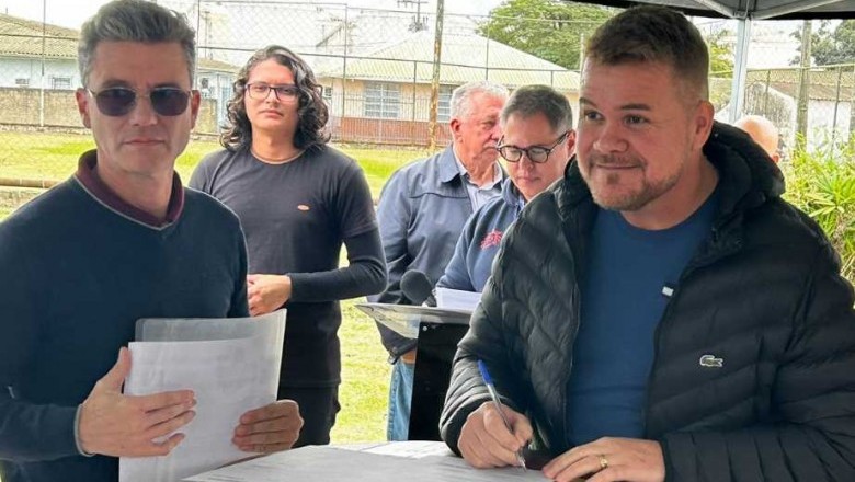 Assinatura da ordem de serviço do 'Meu Campinho' da Serraria do Rocha