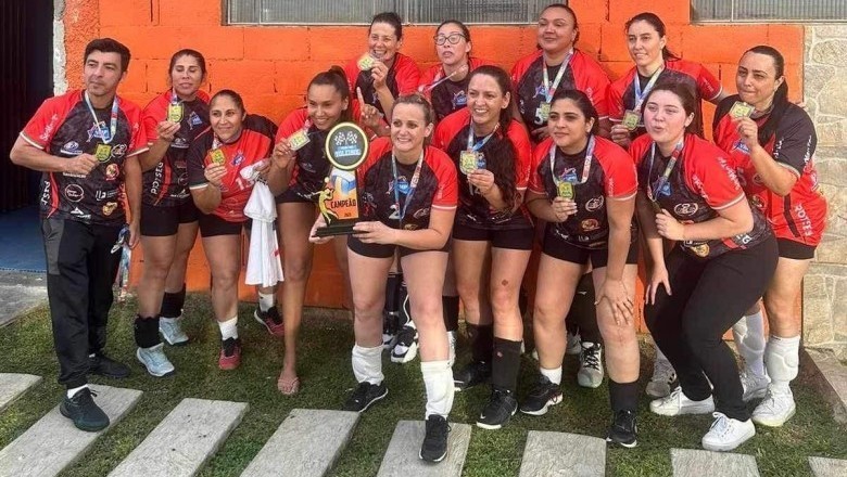 A equipe de Vôlei Master Feminino de Paranaguá é campeã do Grand Prix em Pinhais
