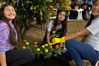 Plantio de flores inicia programação do Maio Laranja em Paranaguá 