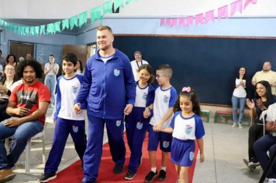 Mais de 15 mil estudantes recebem uniforme escolar da Prefeitura de Paranaguá