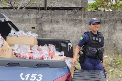 GCM celebra o Natal com entrega de doces para crianças carentes em Paranaguá