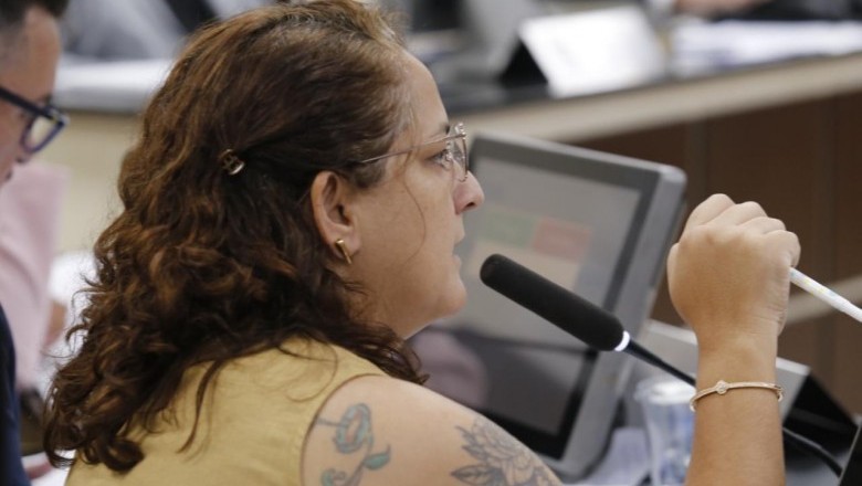 Vereadora Tenile Xavier apresenta requerimento que cobra divulgação acessível da fila de espera do SUS em Paranaguá