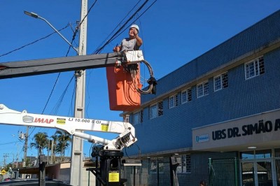 Prefeitura de Paranaguá intensifica retirada de fios soltos em postes para melhorar segurança e visual urbano