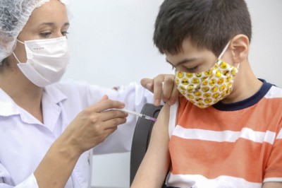 Vacinação contra a Covid-19 está disponível para crianças e grupos prioritários em Paranaguá