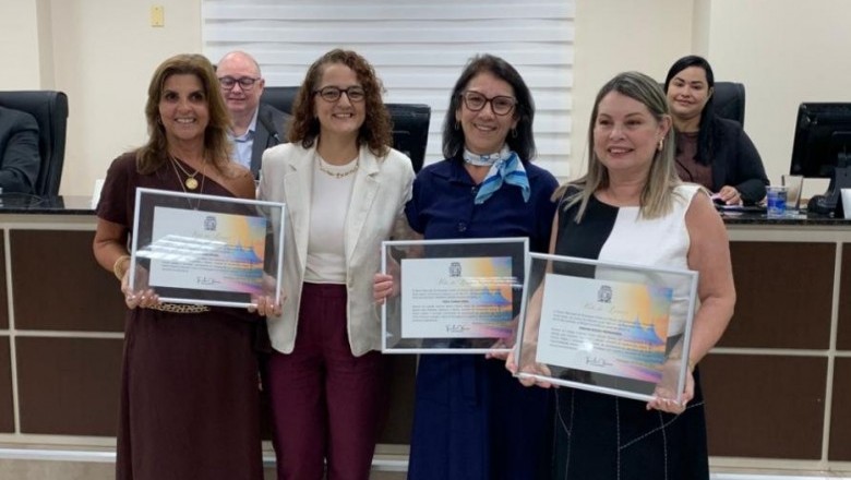 Vereadora destaca diretoras homenageadas e defende concurso p&uacute;blico como caminho para a educa&ccedil;&atilde;o