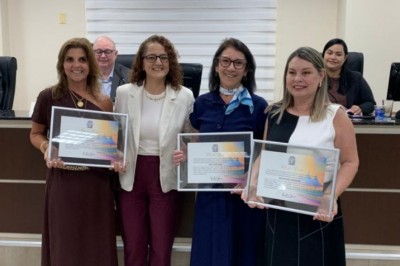 Vereadora destaca diretoras homenageadas e defende concurso p&uacute;blico como caminho para a educa&ccedil;&atilde;o